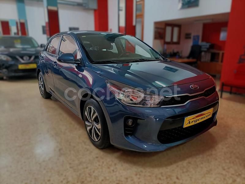 Azul Usado 2018 Kia Rio Berlina | 9950 € (Precio justo) - Imagen 1/4
