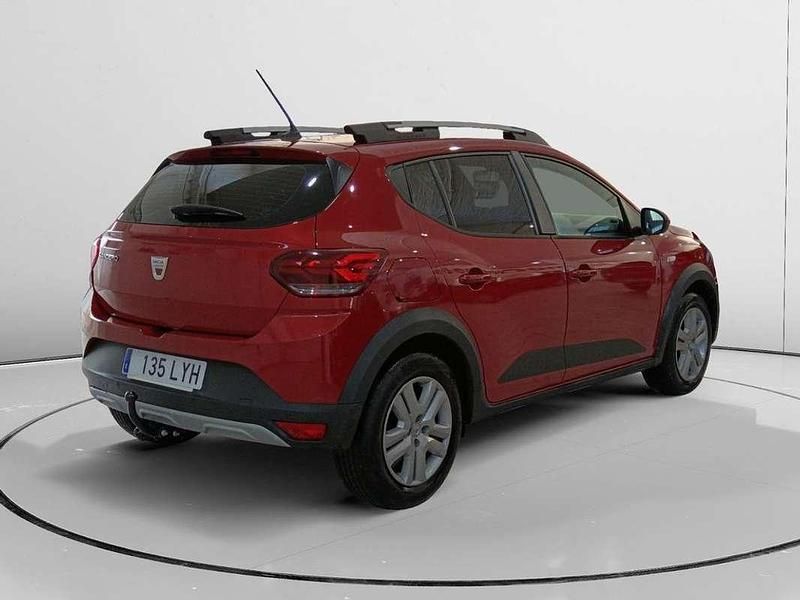 Usado Dacia Sandero Comfort 101 CV (74 kW) 2022 Rojo Utilitario