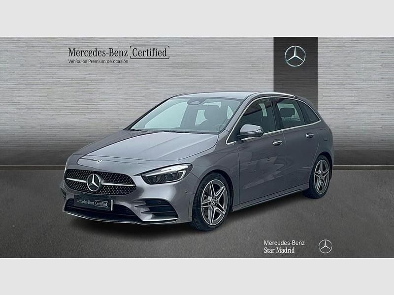Usado Mercedes B200 AMG line 150 CV (110 kW) 2025 Gris montaña magno (manufaktur) Monovolumen