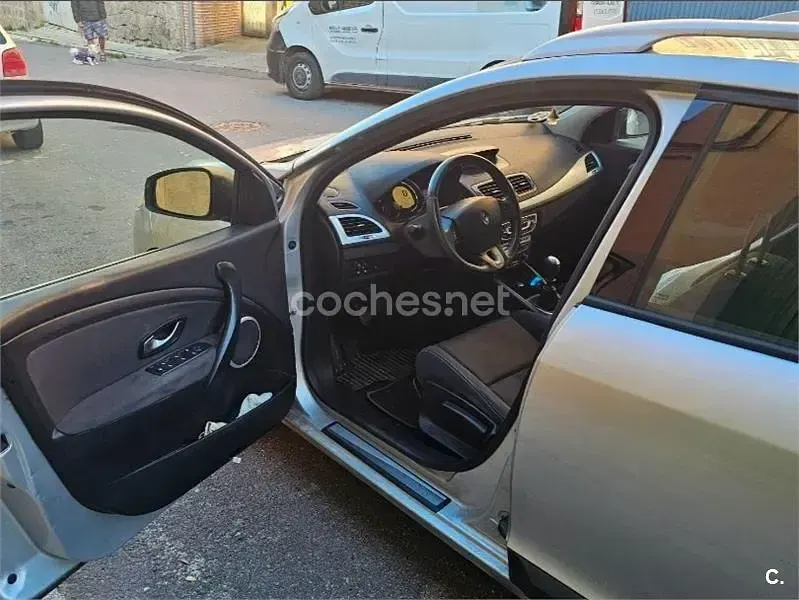 Usado Renault Mégane Dynamique 105 HP (77 kW) 2010 Cinzento Sedan