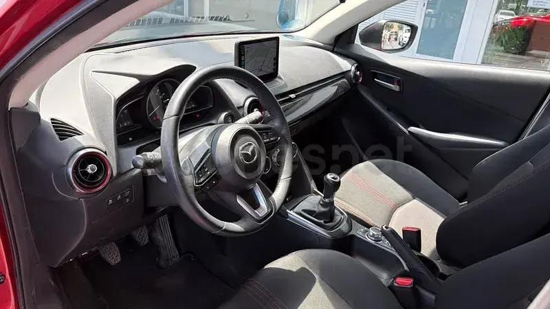 Usado Mazda 2 Signature 90 CV (66 kW) 2023 Rojo Utilitario