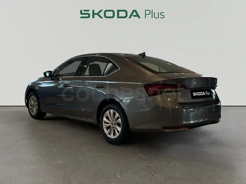 Nuevo Skoda Octavia Selection 116 CV (85 kW) 2025 Gris / plata Berlina