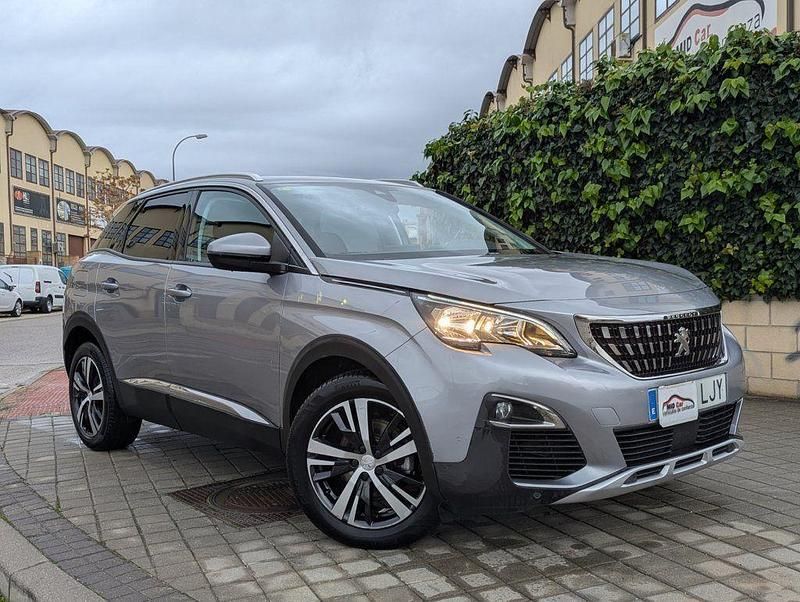 Usado Peugeot 3008 Allure 130 CV (95 kW) 2020 Gris / plata SUV