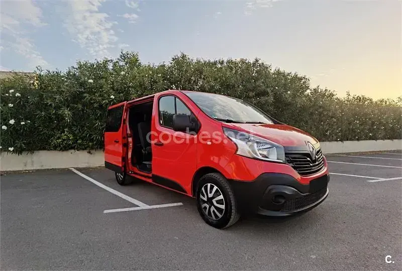 Usado Renault Trafic LIMITED 120 CV (88 kW) 2019 Rojo Monovolumen