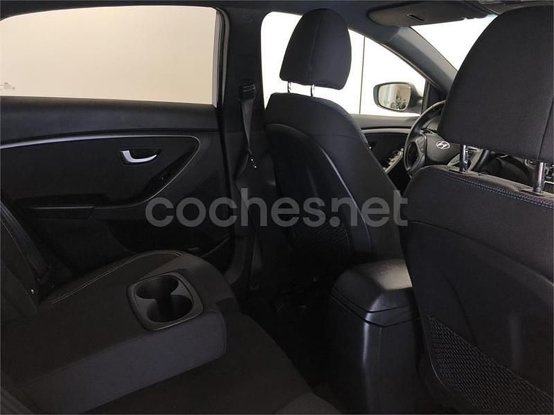 Usado Hyundai i30 GO! 100 CV (73 kW) 2016 Blanco Berlina