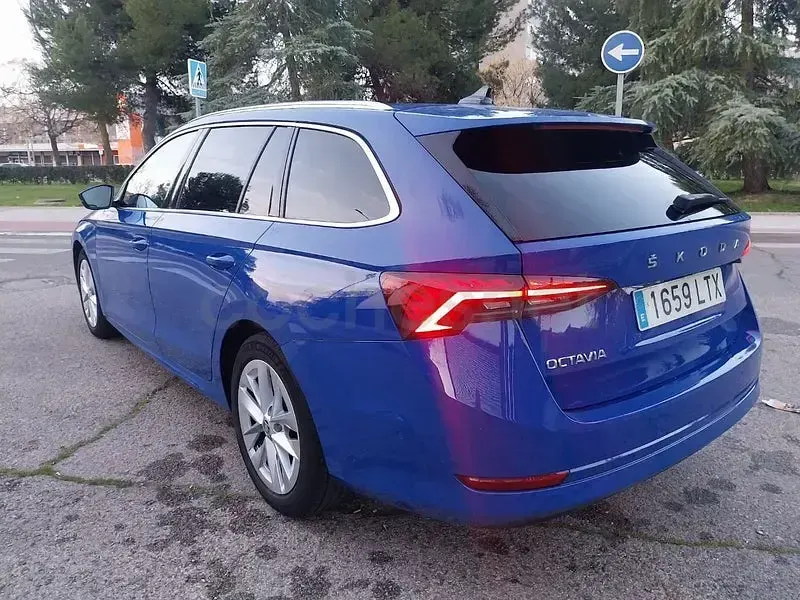 Usado Skoda Octavia Style 150 CV (110 kW) 2021 Azul Familiar