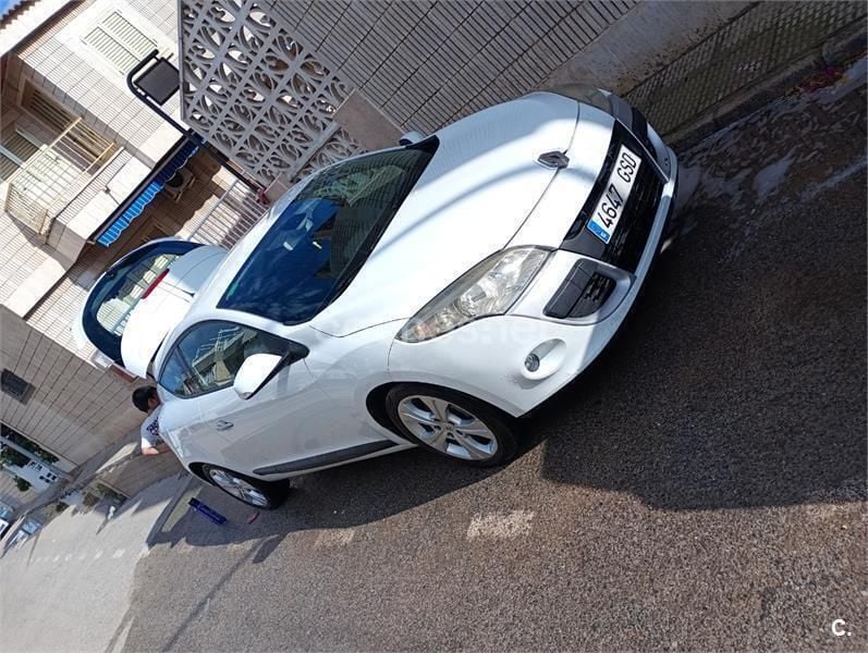 Blanco Usado 2009 Renault Mégane III Dynamique Berlina | 4000 € (Caro) - Imagen 1/3