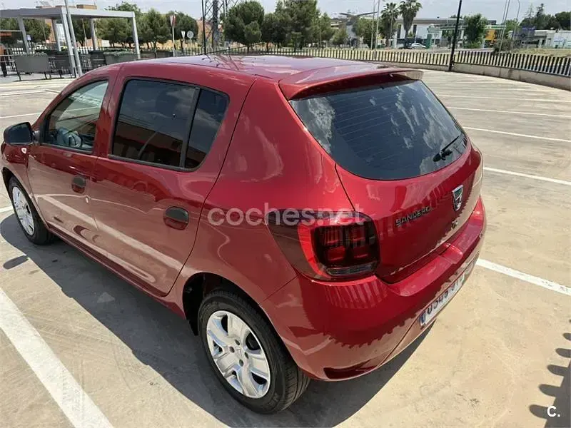 Usado Dacia Sandero Ambiance 73 CV (53 kW) 2017 Rojo Berlina
