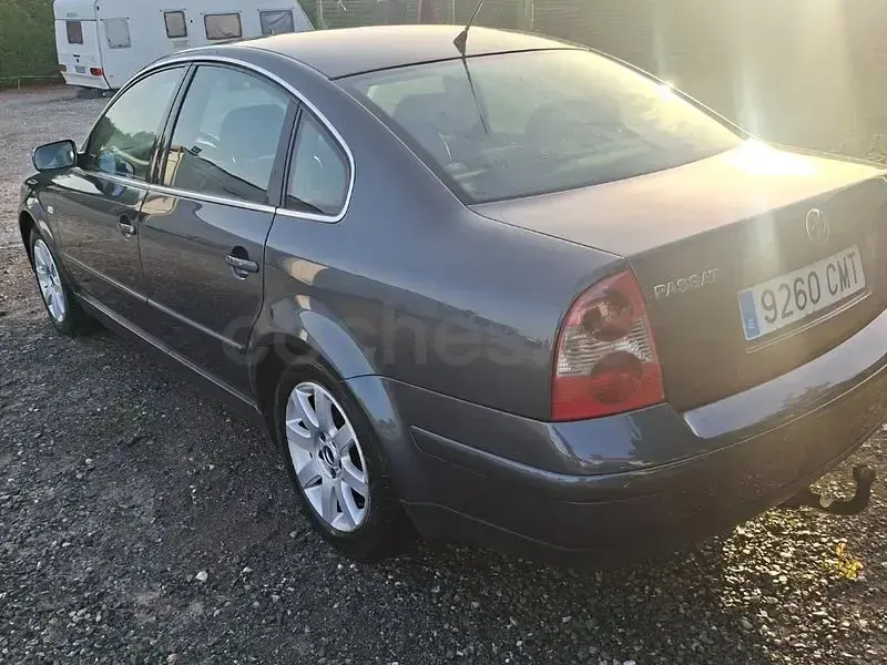 Usado VW Passat Highline 130 CV (95 kW) 2003 Gris / plata Berlina