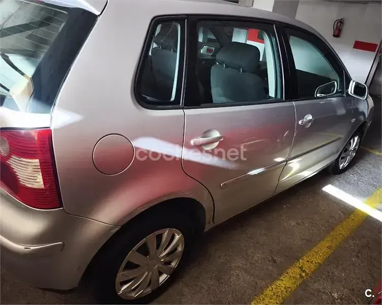 Usado VW Polo Trendline 75 CV (55 kW) 2003 Gris / plata Berlina