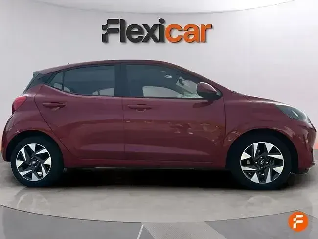 Usado Hyundai i10 67 CV (49 kW) 2023 Rojo Utilitario