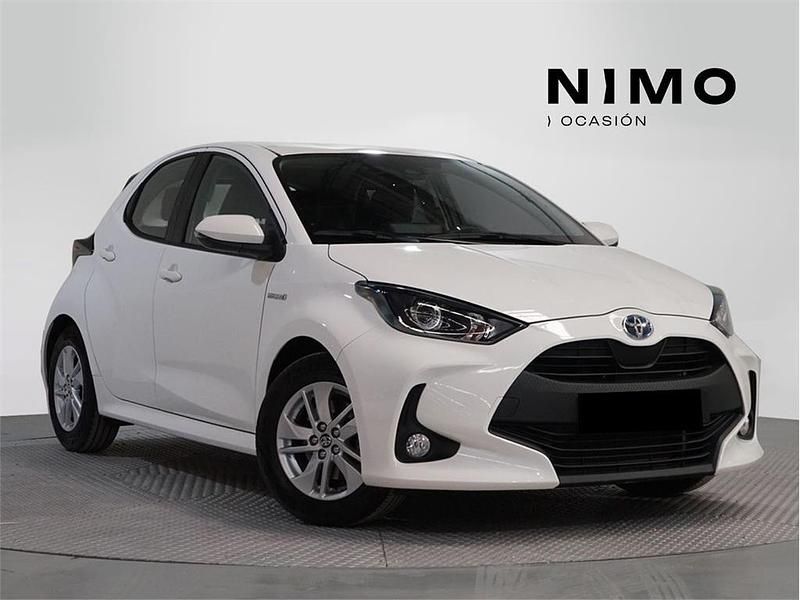 Blanco Usado 2022 Toyota Yaris Hybrid Active Berlina | 21.990 € (Un poco caro) - Imagen 1/4