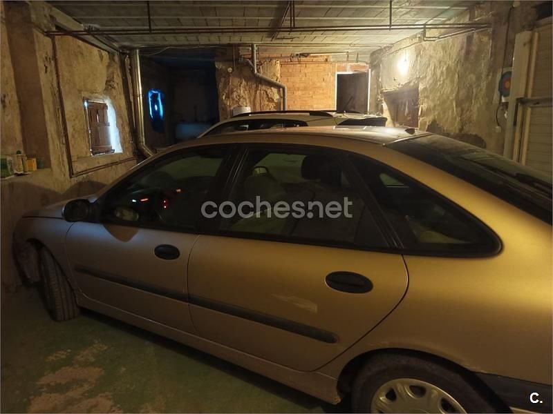 Usado Renault Laguna 95 CV (69 kW) 1997 Beige Berlina