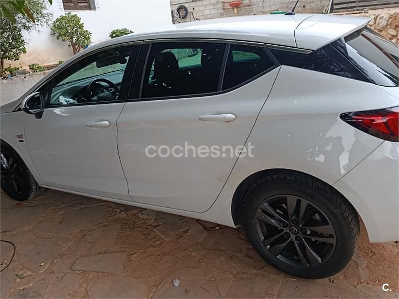 Usado Opel Astra Selective 110 CV (80 kW) 2019 Blanco Berlina