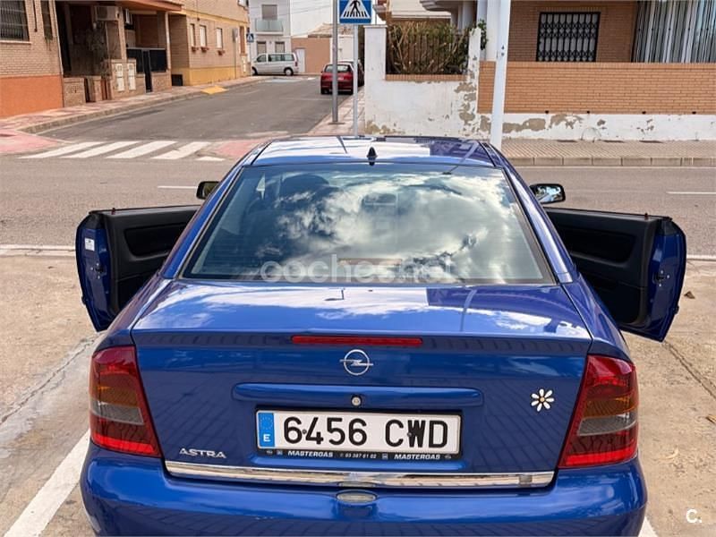 Usado Opel Astra Edition 147 CV (108 kW) 2004 Azul Coupe