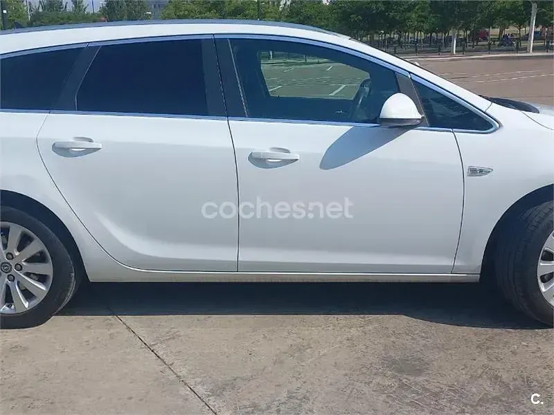 Usado Opel Astra Excellence 136 CV (100 kW) 2014 Blanco Familiar