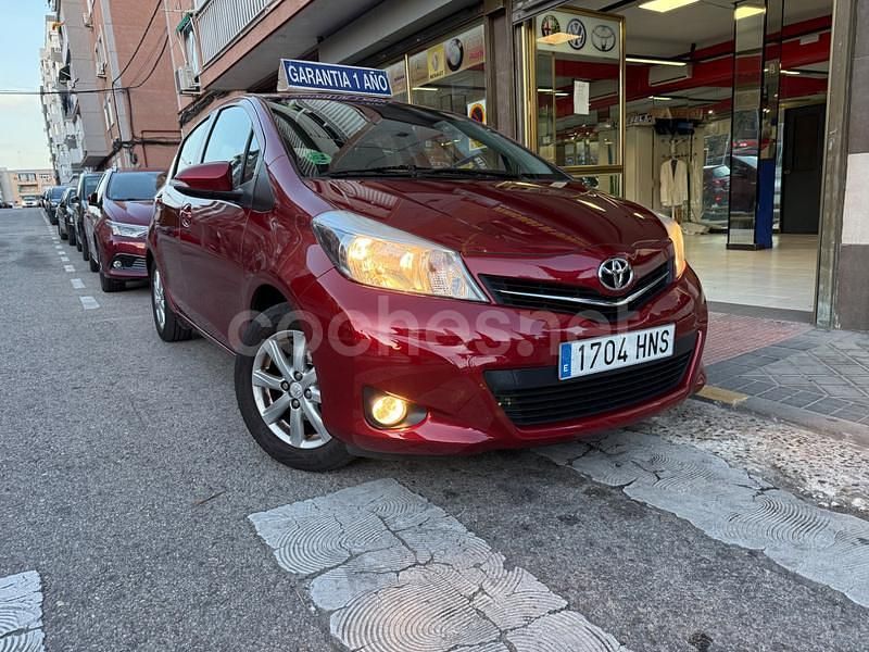 Granate Usado 2013 Toyota Yaris Active Berlina | 9590 € (Un poco caro) - Imagen 1/4