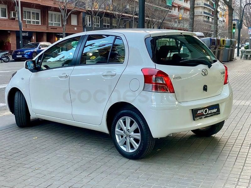 Usado Toyota Yaris Active 90 CV (66 kW) 2011 Blanco Utilitario