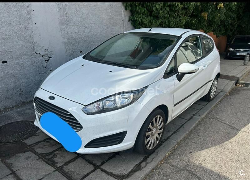Blanco Usado 2015 Ford Fiesta Trend Utilitario | 8590 € (Precio justo) - Imagen 1/4