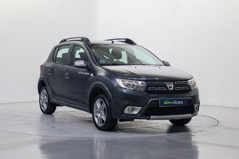 Usado Dacia Sandero Essentiel 75 CV (55 kW) 2019 Gris / plata Berlina