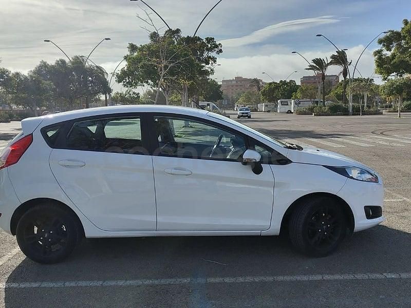 Usado Ford Fiesta Trend 95 CV (69 kW) 2015 Blanco Berlina