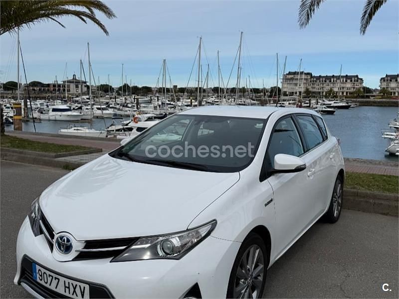 Usado Toyota Auris Hybrid Advance 136 CV (100 kW) 2014 Blanco Berlina