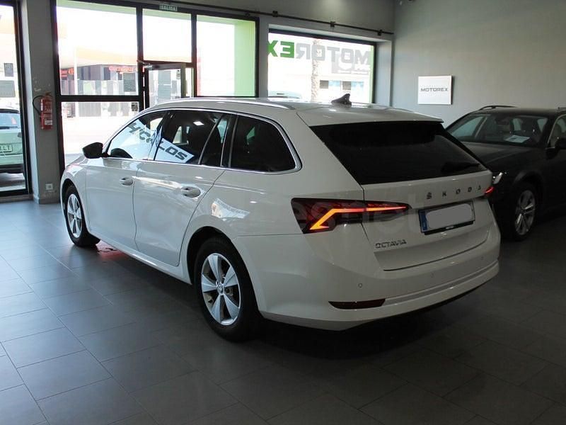 Usado Skoda Octavia Ambition 150 CV (110 kW) 2021 Blanco Familiar