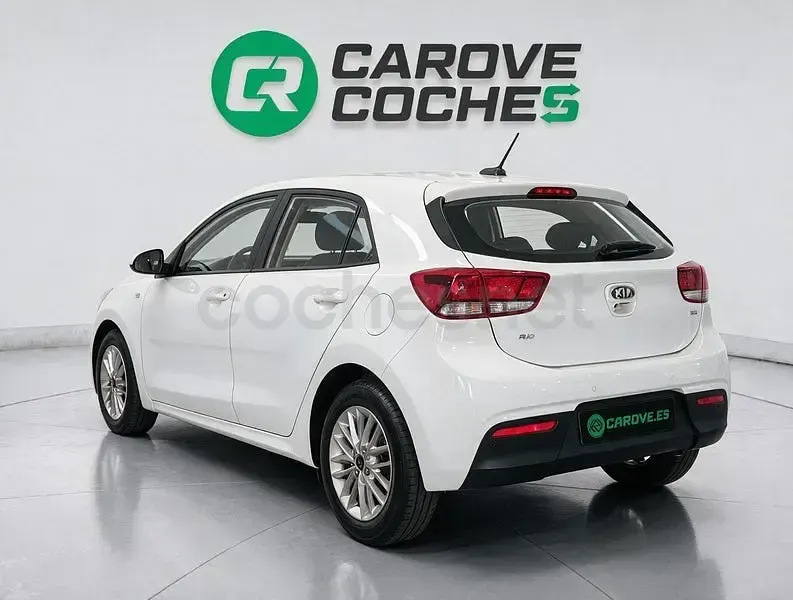 Usado Kia Rio 84 CV (61 kW) 2023 Granate Berlina