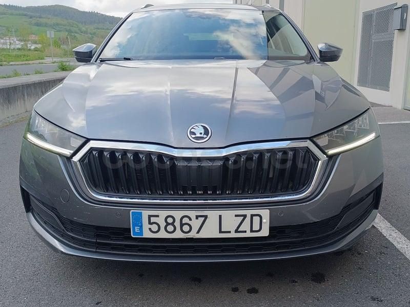 Usado Skoda Octavia Ambition 150 CV (110 kW) 2022 Gris / plata Familiar