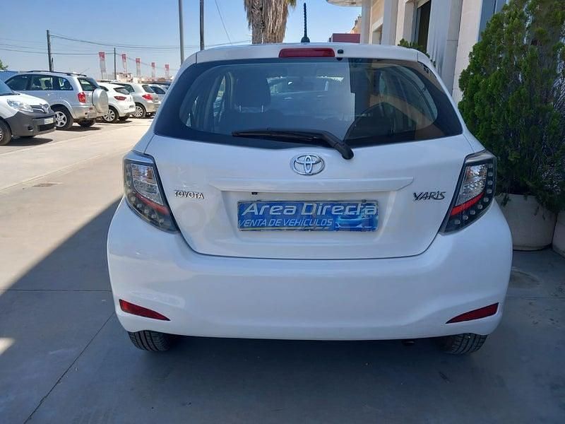 Usado Toyota Yaris Advance 90 CV (66 kW) 2014 Blanco Berlina