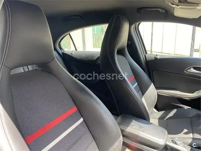 Usado Mercedes A180 AMG line 109 CV (80 kW) 2014 Negro Utilitario