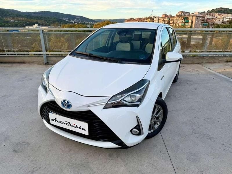 Usado Toyota Yaris Hybrid Advance 99 CV (72 kW) 2019 Blanco Utilitario