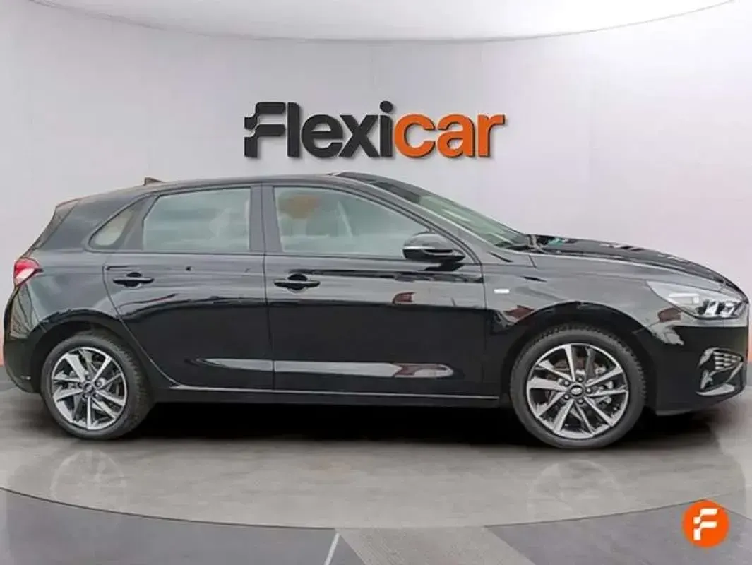 Usado Hyundai i30 110 CV (80 kW) 2023 Negro Utilitario