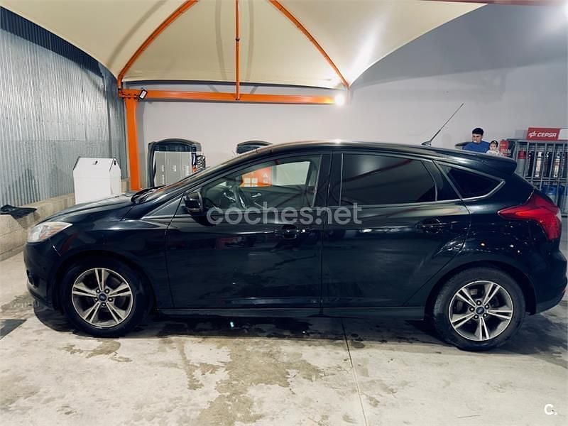 Käytetty Ford Focus Trend 125 HP (91 kW) 2012 Musta Sedan