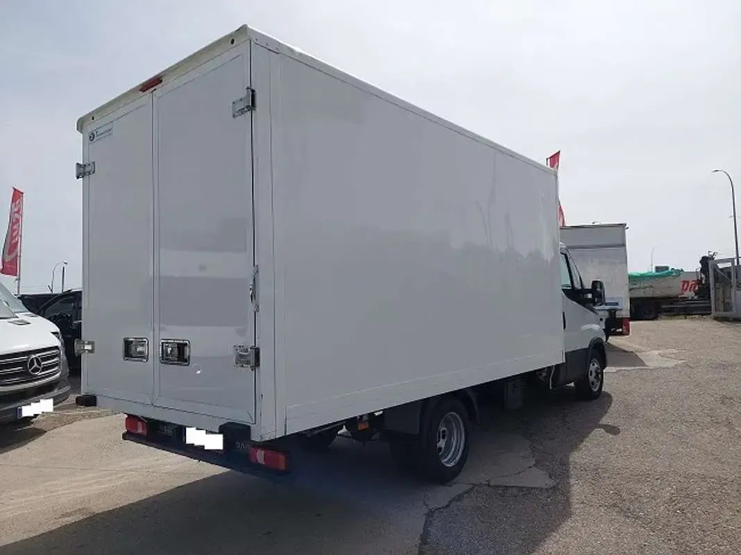 Usado Iveco Daily 155 CV (114 kW) 2023 Blanco Van