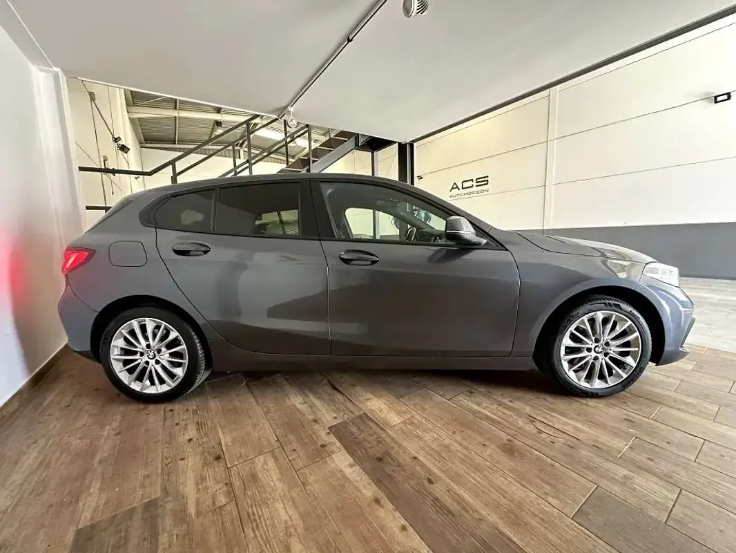 Usado BMW 118 Comfort Edition 150 CV (110 kW) 2021 Gris / plata Utilitario
