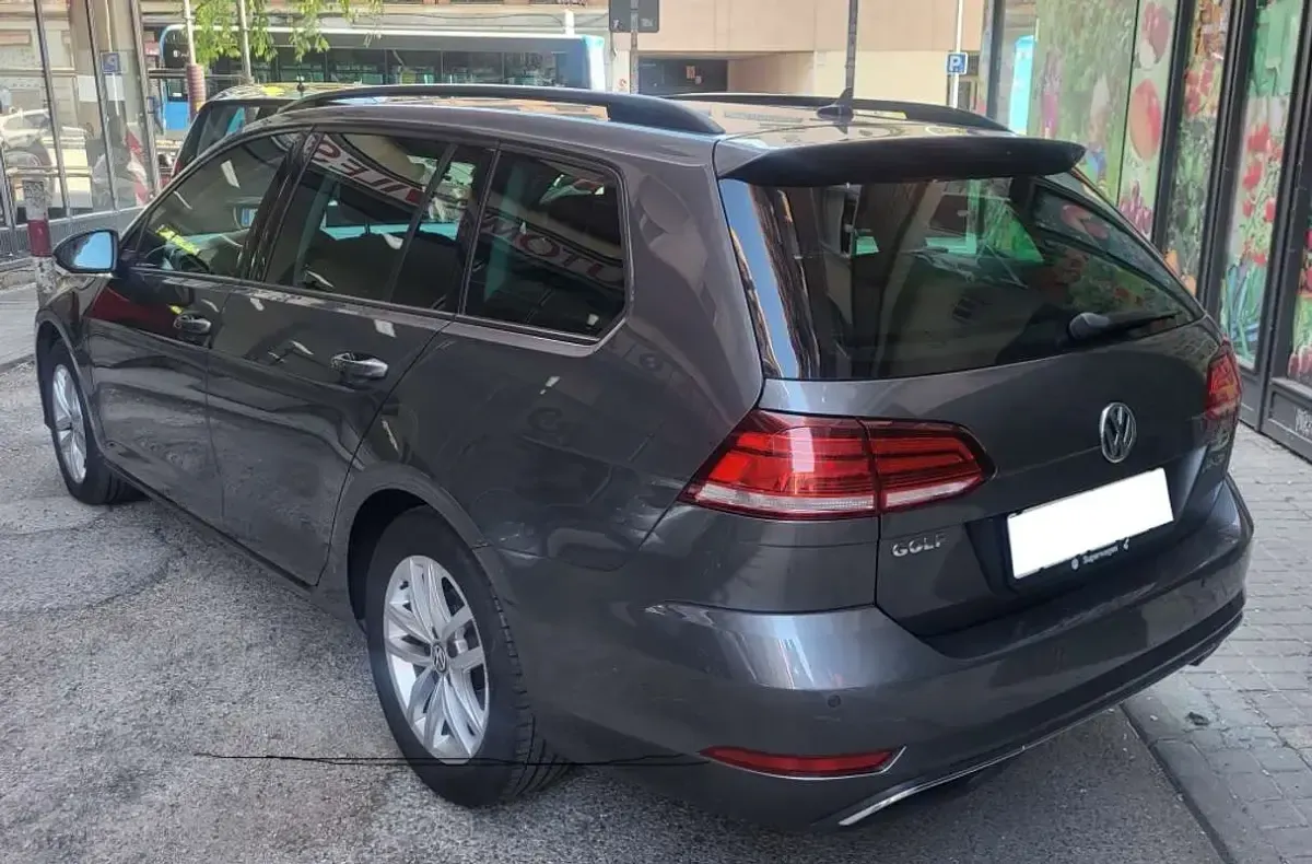 Usado VW Golf VII Advance 150 CV (110 kW) 2019 Gris Familiar