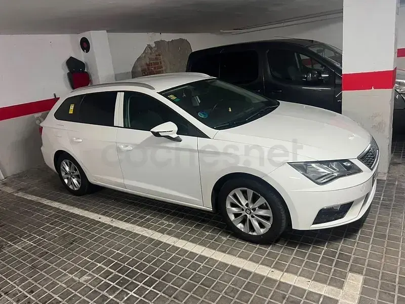 Usado Seat Leon Style 130 CV (95 kW) 2019 Blanco Familiar