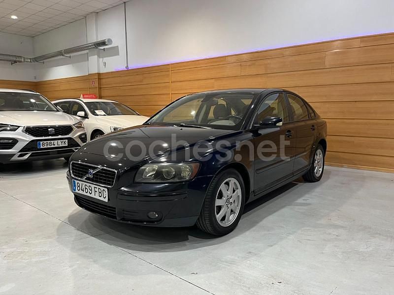 Negro Usado 2006 Volvo S40 Momentum Berlina | 4590 € (Precio justo) - Imagen 1/4
