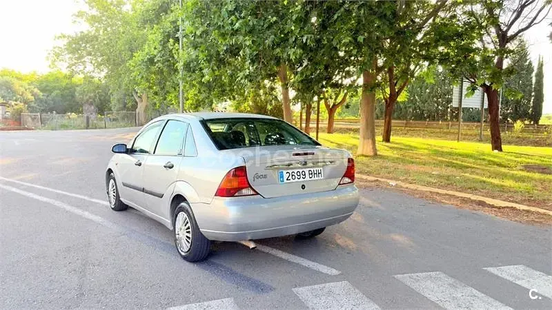 Usado Ford Focus Ghia 90 CV (66 kW) 2001 Gris / plata Berlina