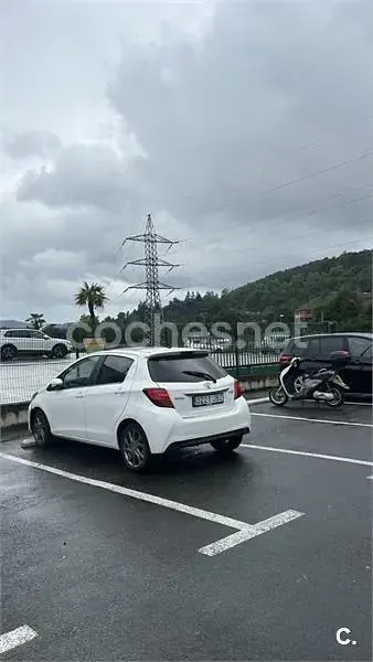 Usado Toyota Yaris Advance 99 CV (72 kW) 2015 Blanco Utilitario