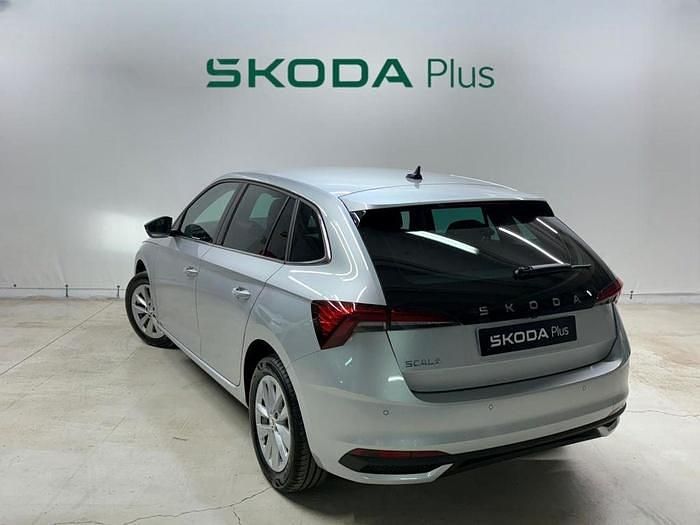 Usado Skoda Scala Selection 115 CV (84 kW) 2025 Gris / plata Utilitario