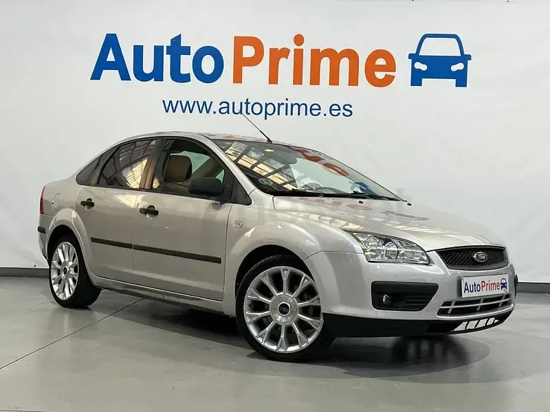 Usado Ford Focus Trend 115 CV (84 kW) 2006 Gris / plata Berlina