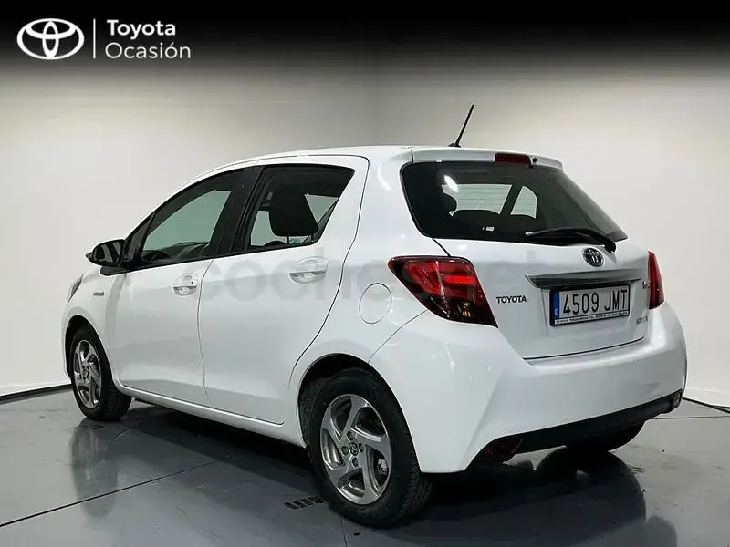Usado Toyota Yaris Hybrid Active 100 CV (73 kW) 2016 Blanco Berlina