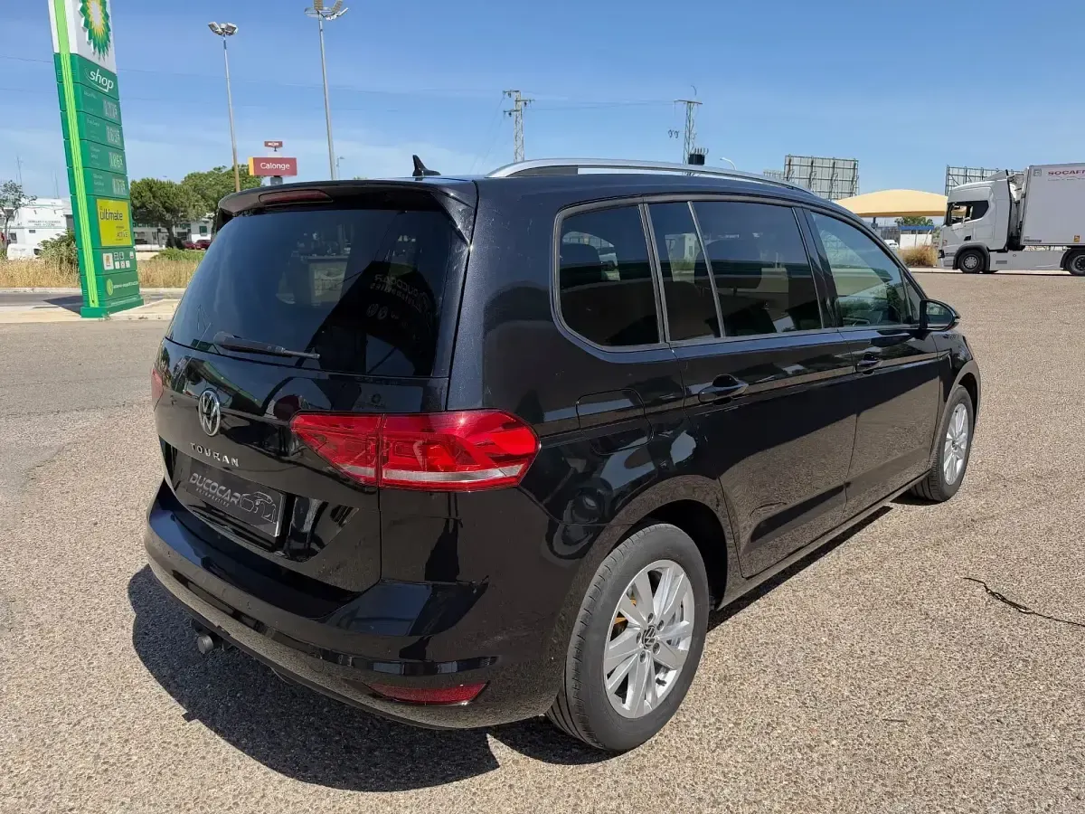 Usado VW Touran Advance 150 CV (110 kW) 2022 Negro Monovolumen