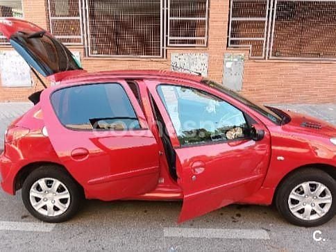 Usado Peugeot 206+ 75 CV (55 kW) 2011 Rojo Utilitario