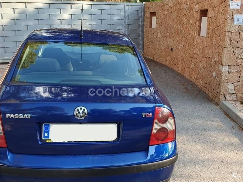 Azul Usado 2001 VW Passat Comfortline Berlina | 2300 € (Precio justo) - Imagen 1/4