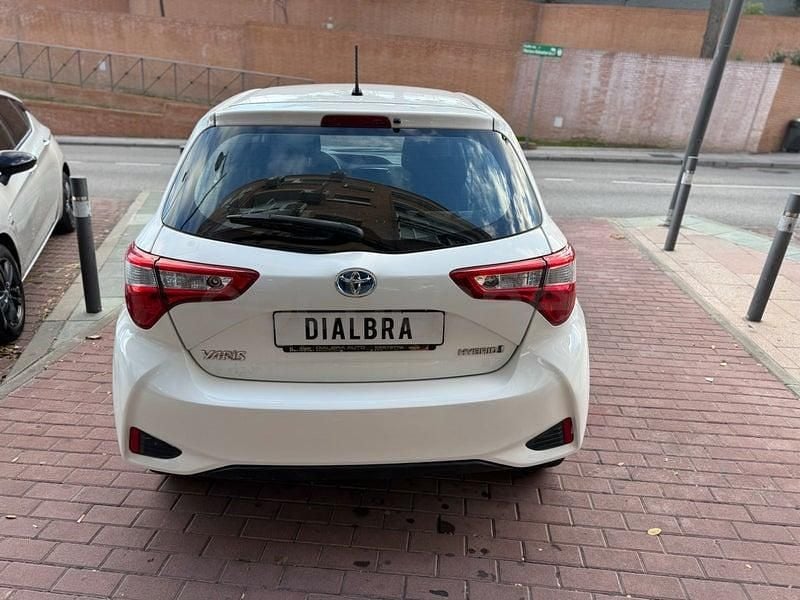 Usado Toyota Yaris Hybrid Advance 100 CV (73 kW) 2020 Blanco Berlina