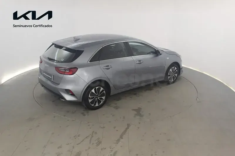 Usado Kia Ceed 100 CV (73 kW) 2024 Gris / plata Utilitario