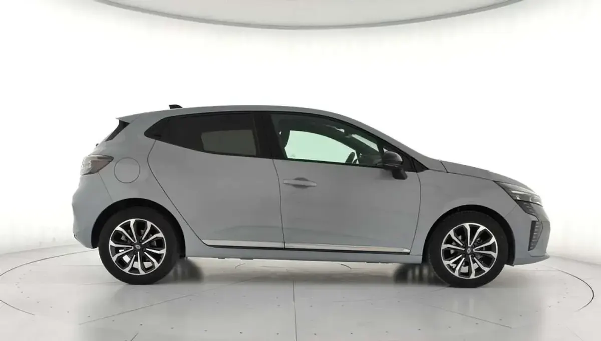 Usado Renault Clio Techno 99 CV (72 kW) 2025 Gris Utilitario